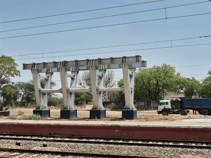 झुंझुनू रेलवे स्टेशन पर खड़ा फ्लाइओवर का ढांचा।