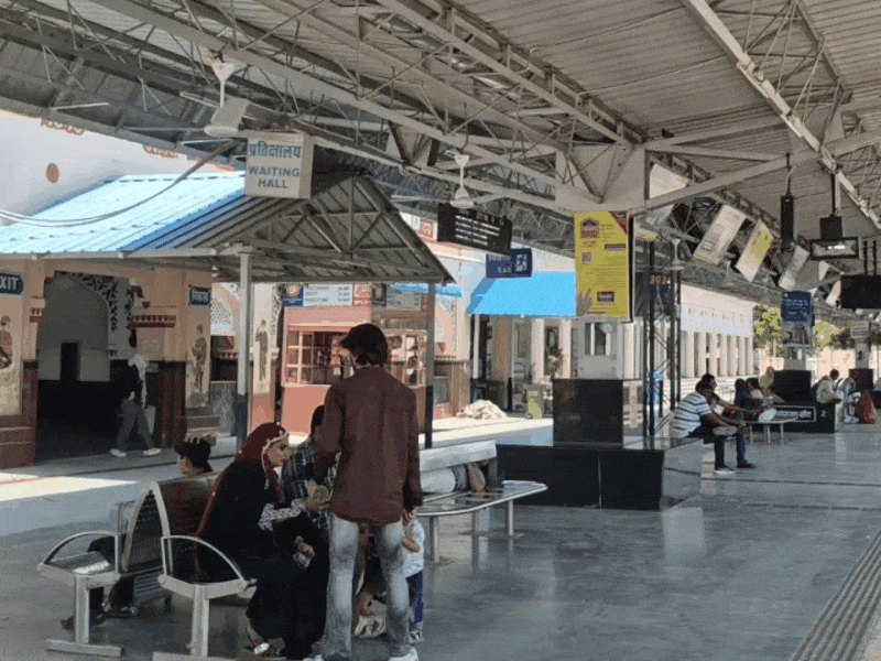 झुंझुनू रेलवे स्टेशन पर ट्रेन का इंतजार करते यात्री।