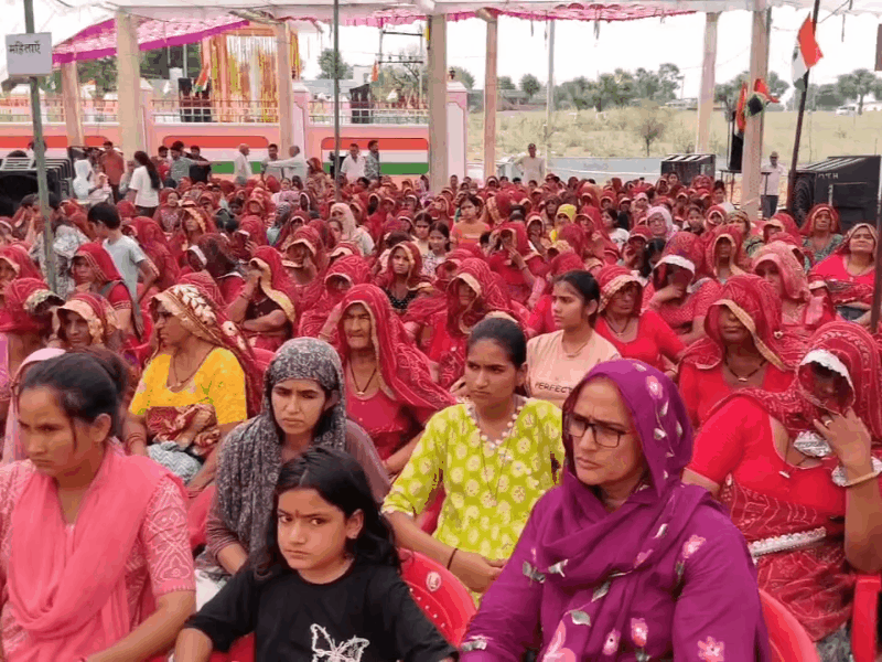 इस मौके पर गांव वासी उपस्थित रहे