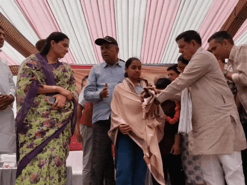 अनावरण कार्यक्रम में अधिकारीगण और विधायक और जिला प्रमुख मौजूद रही