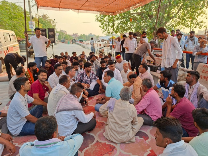 मरीज की मौत के बाद परिजनों ने हंगामा कर दिया और अस्पताल के बाहर बैठ गए।