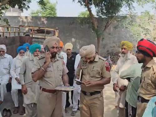 युवक की लाश मिलने के बाद पुलिस जांच करती हुई।