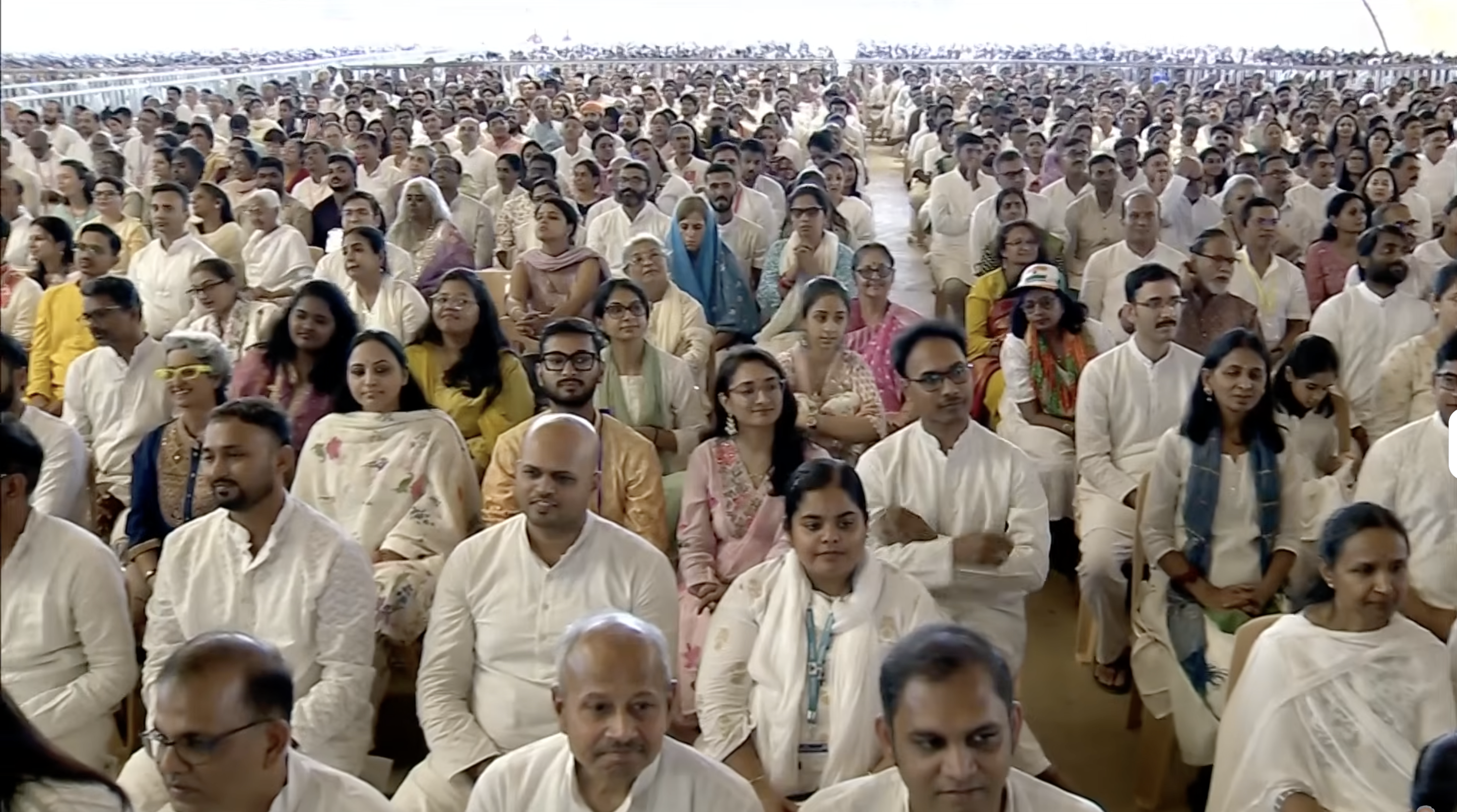 कार्यक्रम में मध्यप्रदेश समेत कई राज्यों से हजारों स्वयंसेवक शामिल हुए। इनमें युवा, डॉक्टर, शिक्षक, कारोबारी और प्रशासनिक अधिकारी भी मौजूद रहे।
