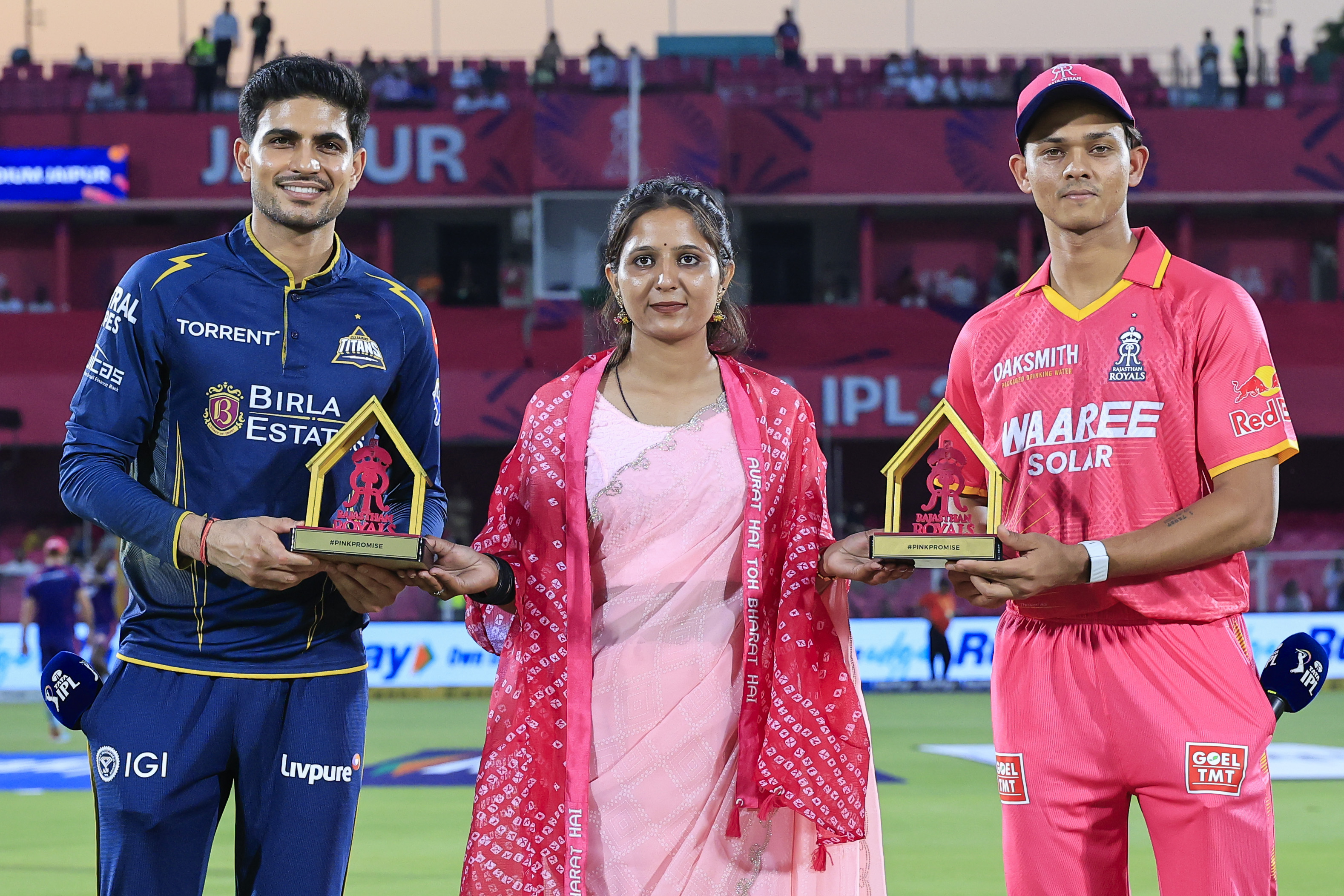 टॉस से पहले पिंक प्रॉमिस अभियान के तहत गुजरात के कप्तान शुभमन गिल और राजस्थान के कप्तान यशस्वी जायसवाल।