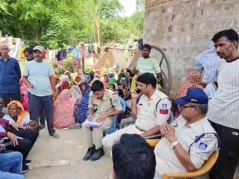 पंचनामे की कार्रवाई करने पहुंची पुलिस। - Dainik Bhaskar