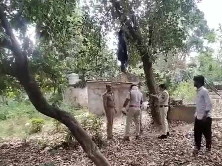 पुलिस टीम ने महिला के शव को उतरवाकर पीएम के लिए भेजा।