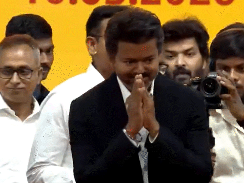 CM विजय ने स्टेडियम में मौजूद जनता को हाथ जोड़कर धन्यवाद दिया।
