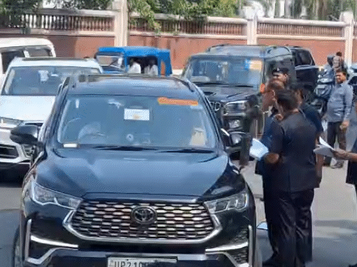 शपथ ग्रहण समारोह को देखते हुए राजभवन के बाहर सुरक्षा के कड़े इंतजाम किए गए हैं।