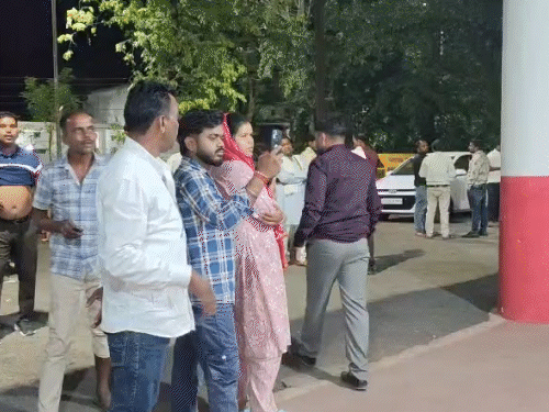 हंगामे के बाद दूल्हे के परिजन थाने पहुंचे।
