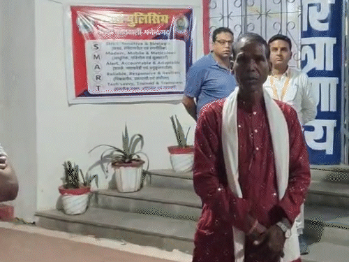 दोनों पक्षों में थाने के बाहर भी विवाद हुआ।