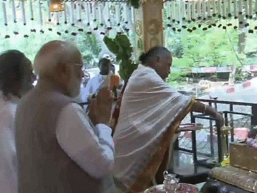 बेंगलुरु में आर्ट ऑफ लिविंग इंटरनेशनल सेंटर में नव-निर्मित मंदिर में पूजा करते हुए पीएम मोदी