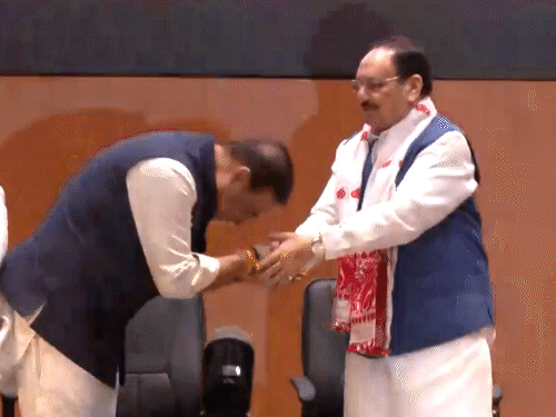 रविवार को विधायक दल की बैठक में जेपी नड्डा ने हिमंता के नाम का ऐलान किया। - Dainik Bhaskar