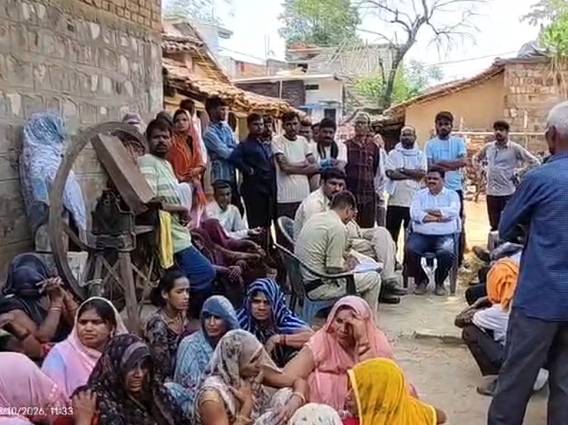 घर के बाहर विलाप करते परिजन।