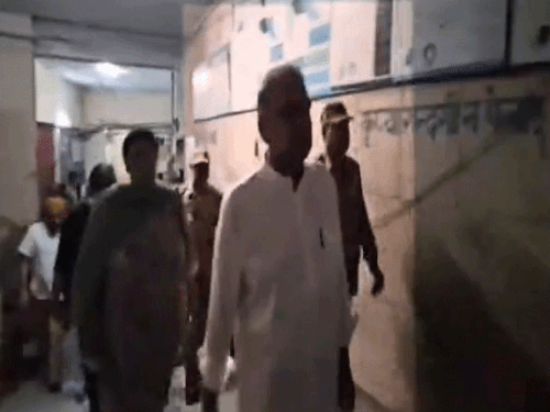 मंत्री संजीव अरोड़ा को पेशी के लिए ले जाते हुए।