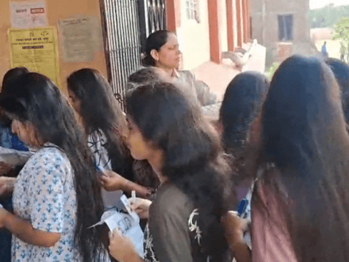 युवतियों को प्रवेश देने के पहले उनके बाल खुलवाए गए।