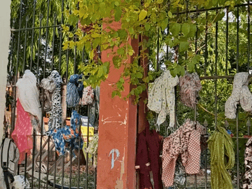 सीकर के एसके स्कूल में बनाए गए परीक्षा केंद्र के बाहर उतरवाई गई महिला अभ्यर्थियों की चुन्नियां।