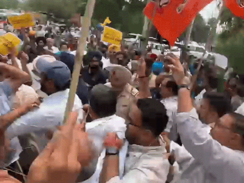बीजेपी दफ्तर के बाहर धक्कामुक्की।
