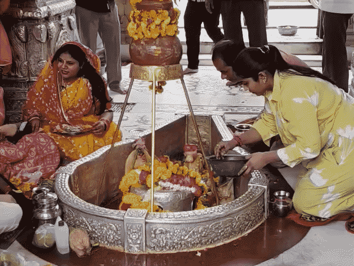मंदिर में पूजा-अर्चना करते श्रद्धालु।