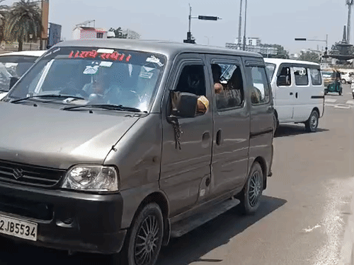 गाड़ियों का काफिला 1090 चौराहे से मुंशी पुलिया की ओर निकल पड़ा।