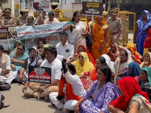 इंदिरानगर के मुंशी पुलिया स्थित सपा सांसद आरके चौधरी के आवास के बाहर बीजेपी विधायक राजेश्वर सिंह के समर्थकों ने नारेबाजी की।
