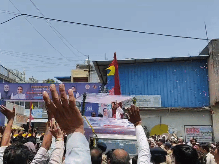 शिवराज सिंह चौहान और सीएम मोहन यादव दोनों साथ में रैली निकालते हुए सभा स्थल पहुंचे। - Dainik Bhaskar