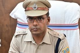 उन्होंने धनबाद के एसएसपी प्रभात कुमार पर लगे आरोपों का जिक्र करते हुए कहा कि यह किसी एक अधिकारी का मामला नहीं, बल्कि पूरे सिस्टम की साख पर सवाल है।