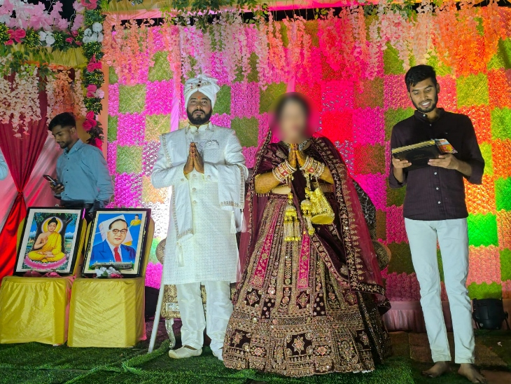 दूल्हा-दुल्हन स्टेज पर हाथे जोड़े हुए। (शादी की तस्वीर)
