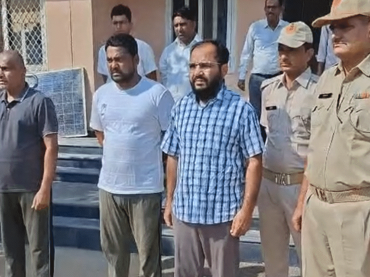 सफेद टी-शर्ट में विजय डामोर और शर्ट में अनिल उर्फ शेर सिंह को भी गिरफ्तार किया गया।