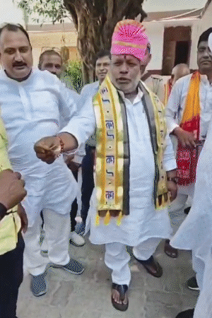भाजपा MLC हंसराज विश्वकर्मा बैंड-बाजे के साथ अपने आवास से राजभवन रवाना हुए।