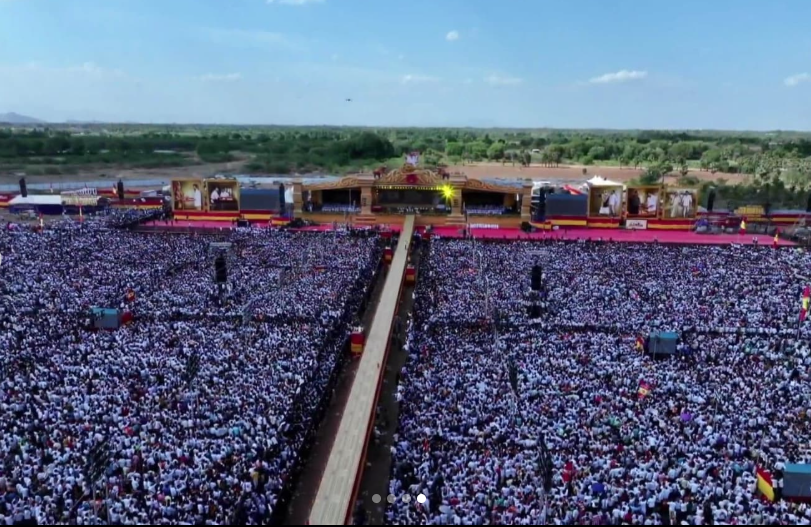 27 अक्टूबर 2024 को विजय की पार्टी TVK की पहली रैली वेलुप्पुरम के विक्रवंडी में आयोजित की गई थी।