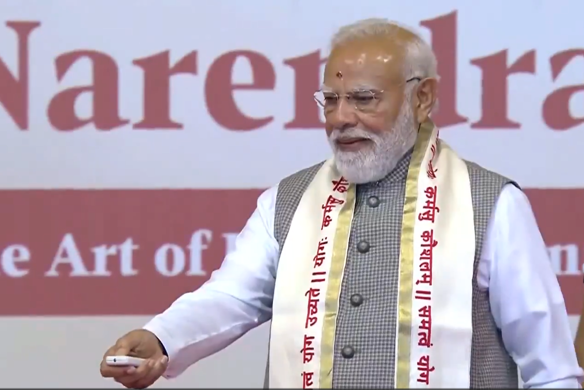 पीएम मोदी ने 'द आर्ट ऑफ लिविंग' के 45वें वर्षगांठ समारोह में भी हिस्सा लिया।