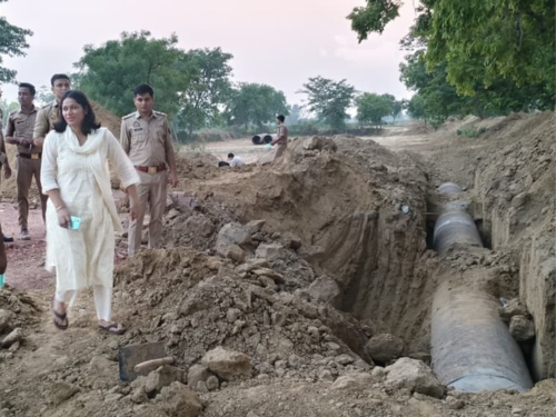 इसी गड्‌ढे में गणेशी का शव मिला है।