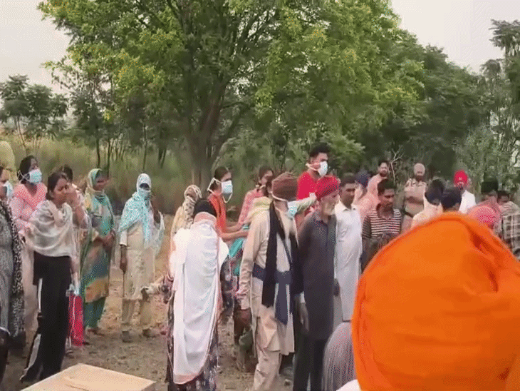 ਅੰਤਮ ਸੰਸਕਾਰ ਵਿੱਚ ਪੂਰਾ ਪਿੰਡ ਸ਼ਾਮਲ ਹੋਇਆ।