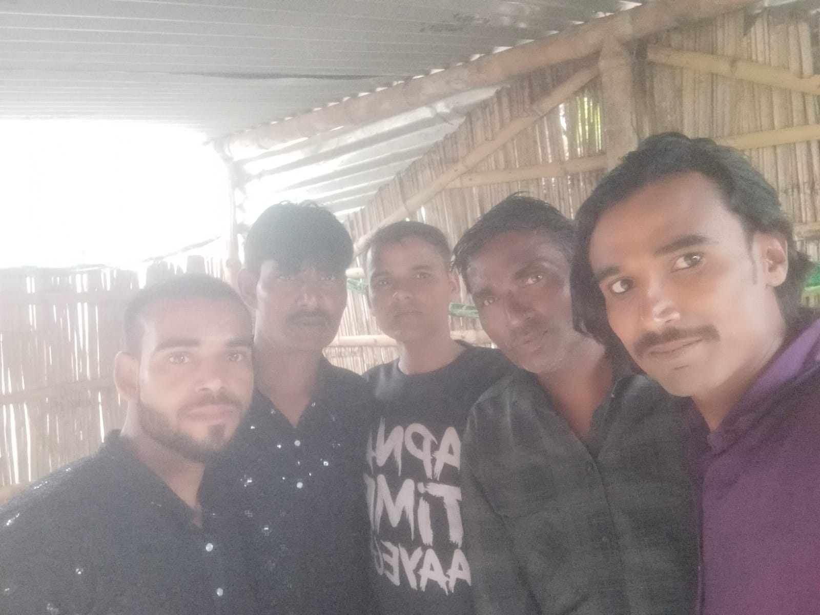 रुदल ने महिला रिपोर्टर को ये फोटो भेजी और कहा, ये हमारी गैंग के शूटर हैं।