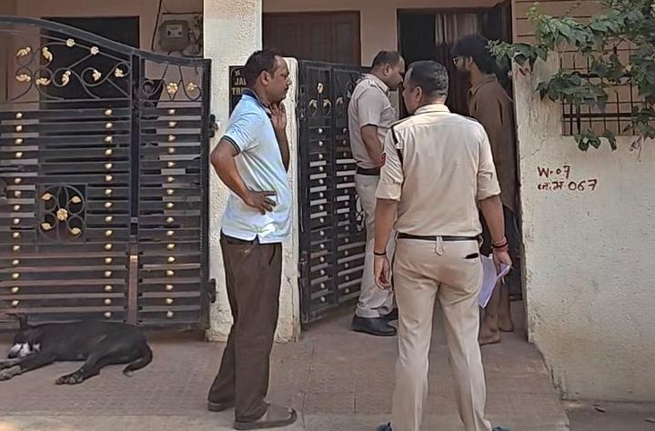सुपेला पुलिस मौके पर पहुंचकर जांच पड़ताल करती हुई।