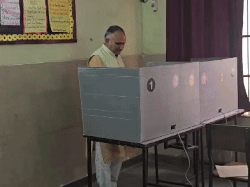 सोनीपत में वोट डालने पहुंचे भाजपा मेयर प्रत्याशी राजीव जैन।
