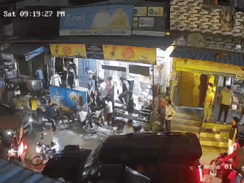 बहादुरगढ़ में मेडिकल स्टोर में घुसे हमलावरों का सीसीटीवी फुटेज। स्टोर संचालक पर लाठी-डंडों से हमला किया। - Dainik Bhaskar