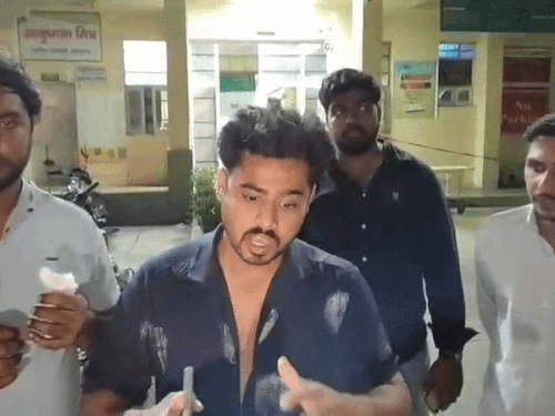 पीड़ित दीपक विकास नगर बहादुरगढ़ का रहने वाला है। जानकारी देते हुए।