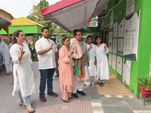 पंचकूला में परिवार के साथ वोट डालने पहुंचे मेयर प्रत्याशी श्यामलाल बंसल।
