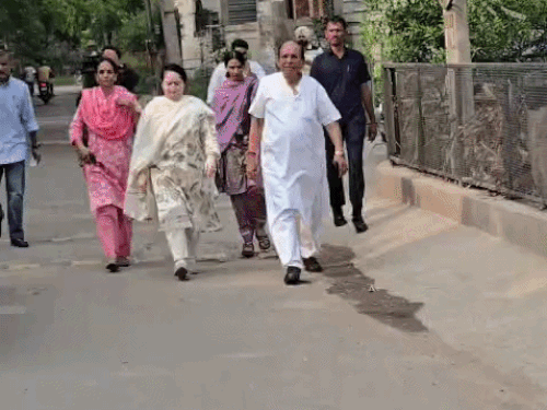 पंचकूला में परिवार के साथ वोट डालने पहुंचीं मेयर प्रत्याशी सुधा भारद्वाज।