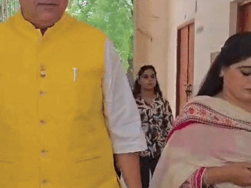 सोनीपत में मतदान करने पहुंचे मेयर प्रत्याशी कमल दीवान।