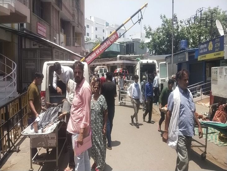 एंबुलेंस का इंतजार करते तीमारदार।