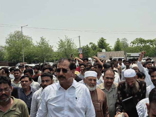 प्रदर्शन में बड़ी संख्या में मुस्लिम समाज के लोग शामिल हुए।