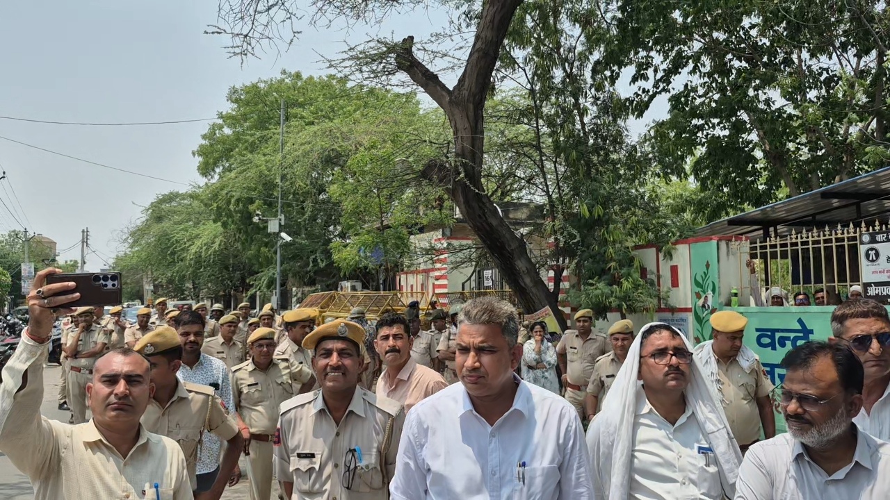 व्यवस्था बनाए रखने के लिए तहसीलदार और प्रशासन मौजूद रहा।