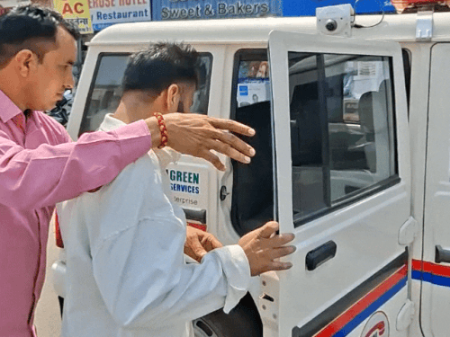 आरोपी युवक को ले जाते हुए पुलिस।