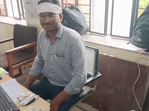दौसा कलेक्ट्रेट स्थित डीएसओ ऑफिस में कर्मचारी पर पंखा गिर गया। - Dainik Bhaskar