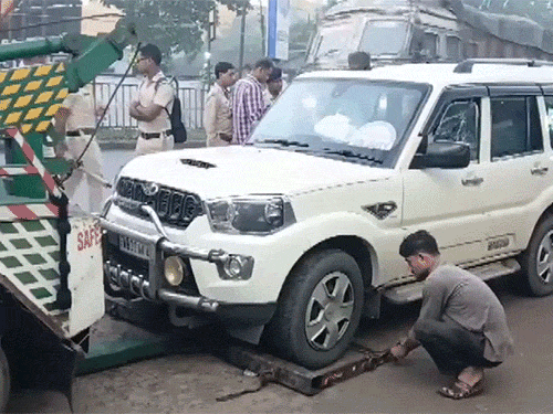 चंद्रनाथ रथ सफेद रंग की इसी स्कॉर्पियो में ड्राइवर के बगल में बैठे थे।