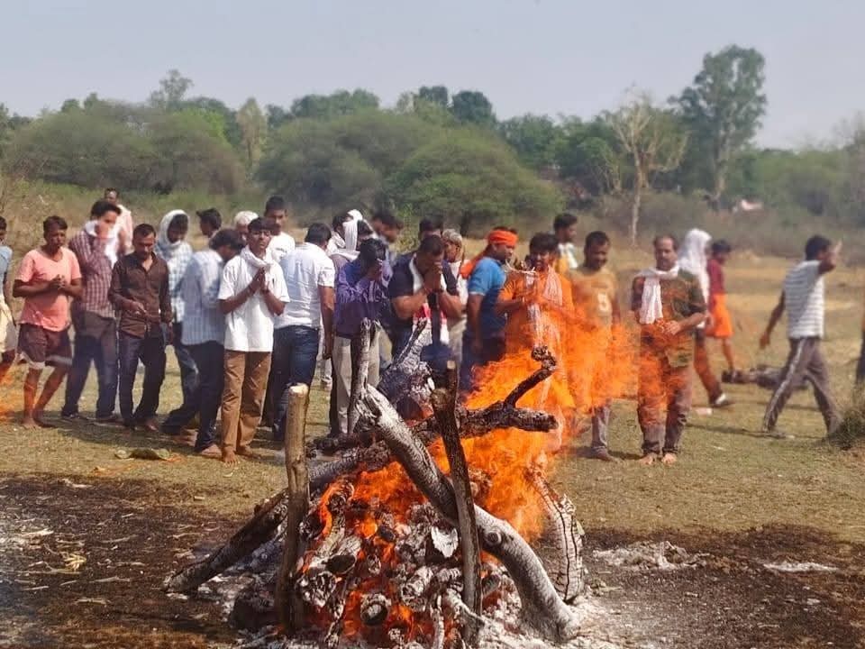 अंतिम विदाई देते पार्टी कार्यकर्ता।