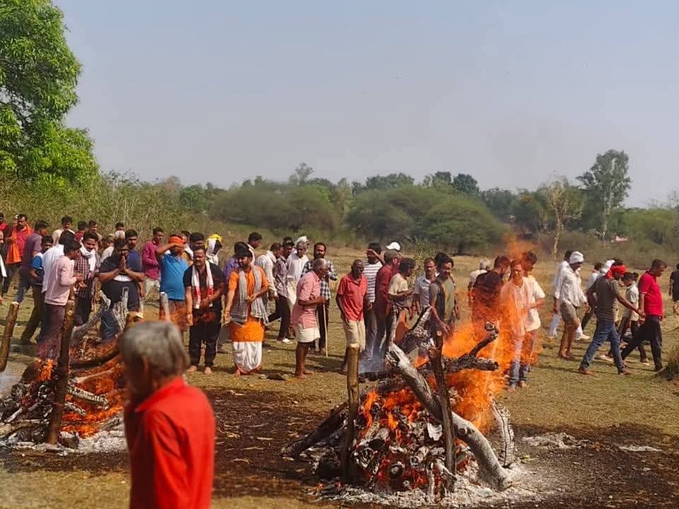 अंतिम संस्कार में जुटे रहवासी।