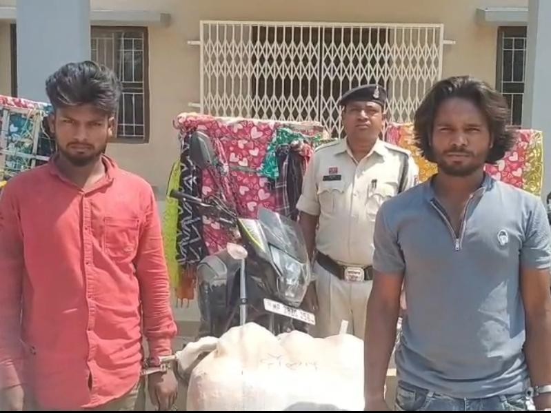 धमतरी में पुलिस ने केरेगांव इलाके में चेकिंग के दौरान नाबालिग सहित तीन तस्करों को पकड़ा है।